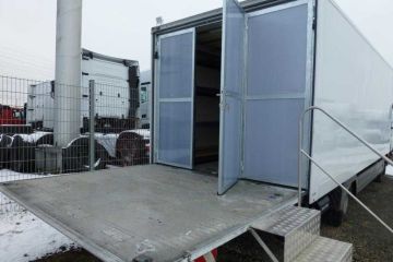 kostymérna nákladní vůz Mercedes s čelem