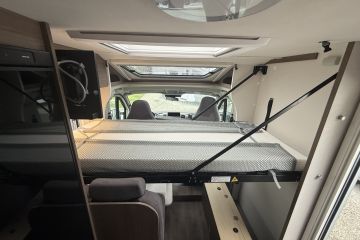 Spouštění předního lůžka z boční stěny