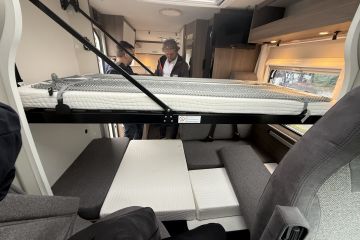 V347 - přední dvojlůžko / palanda