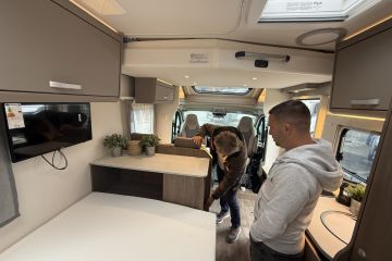 T135 - interiér, pohled ze zadní části vozu