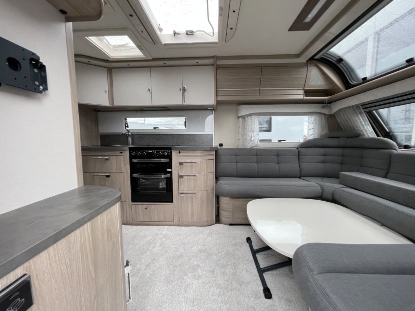 Kabe Royal 740 TDL interiér