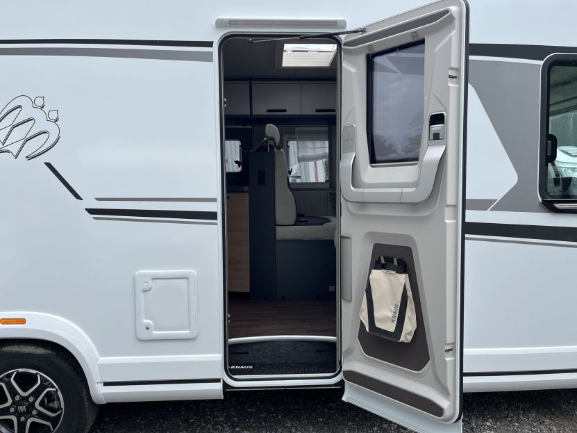 Knaus Live I 700 MEG (10)