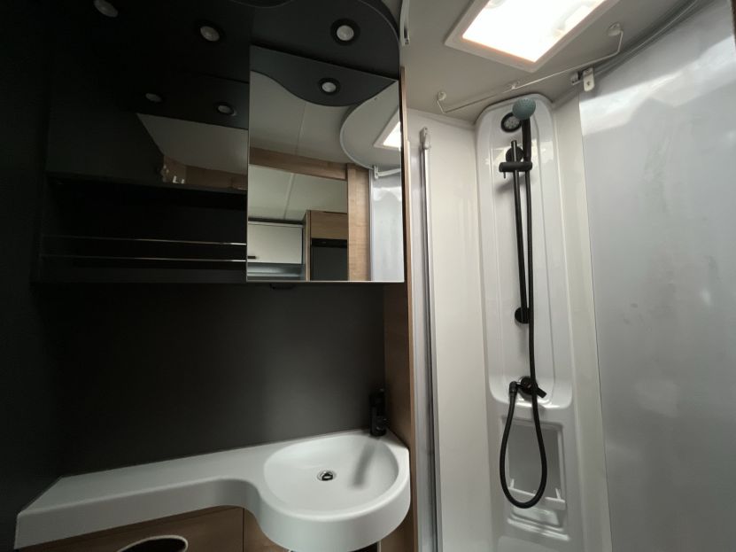 Knaus Live I 700 MEG (10)