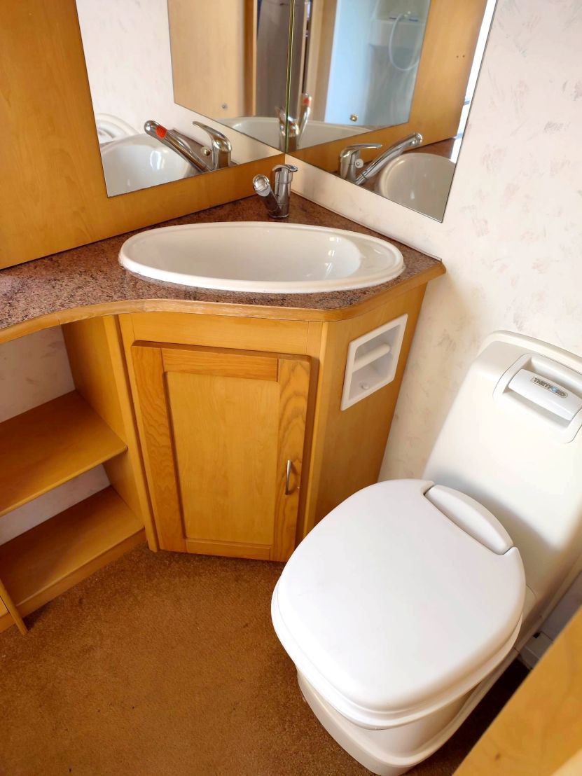 Elddis Avante 524 koupelna