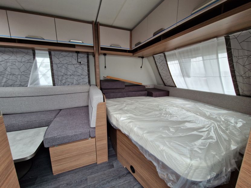Knaus Sport 580 QS lůžko