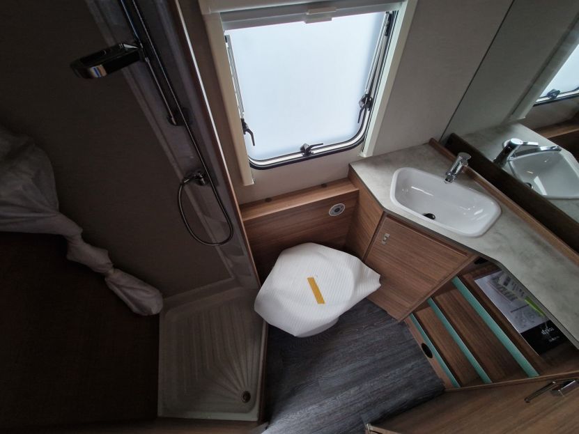Knaus Sport 580 QS prostorná koupelna